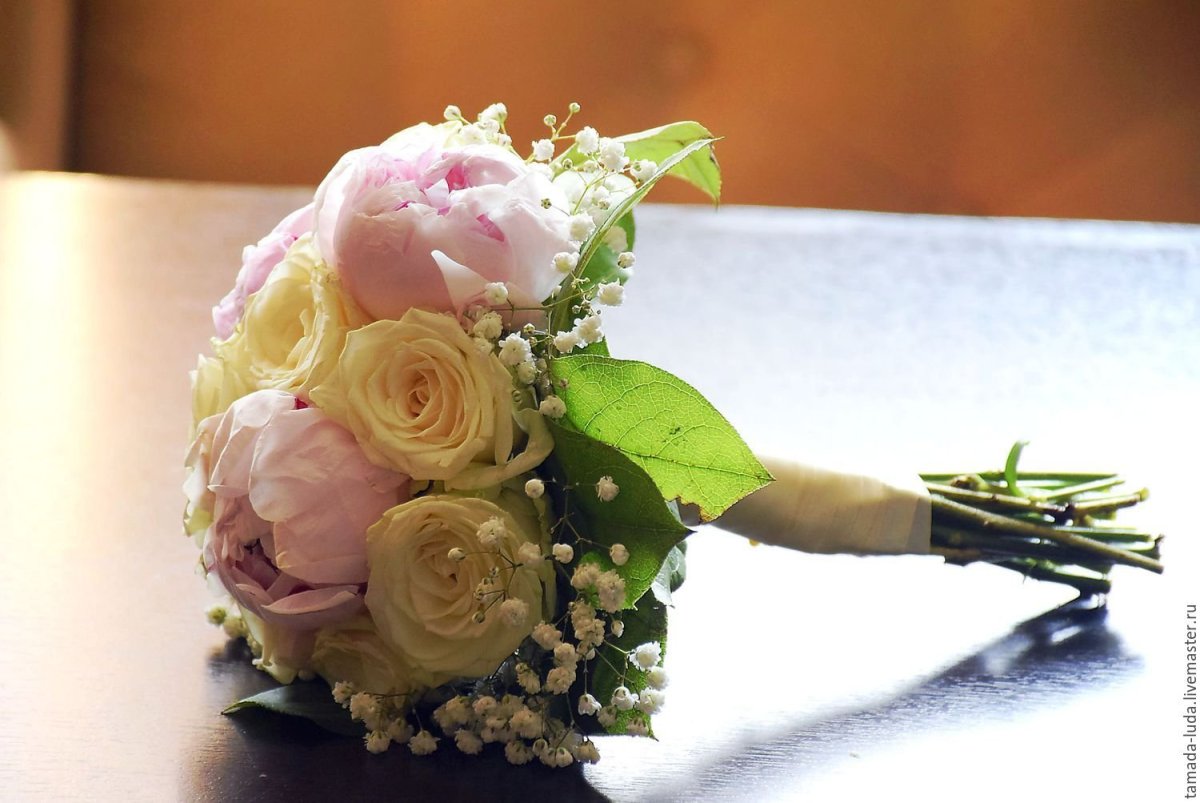 Свадебный букет из маленьких цветов