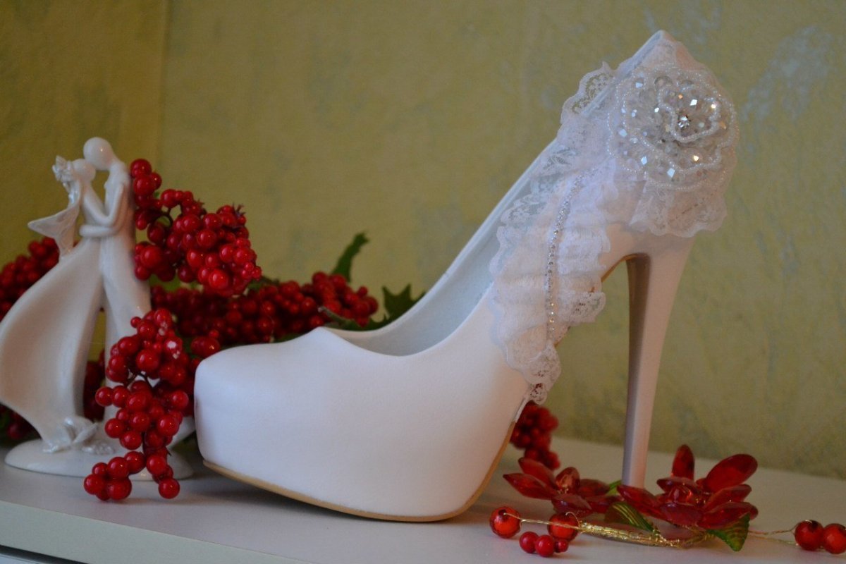 Свадебные яркие туфли