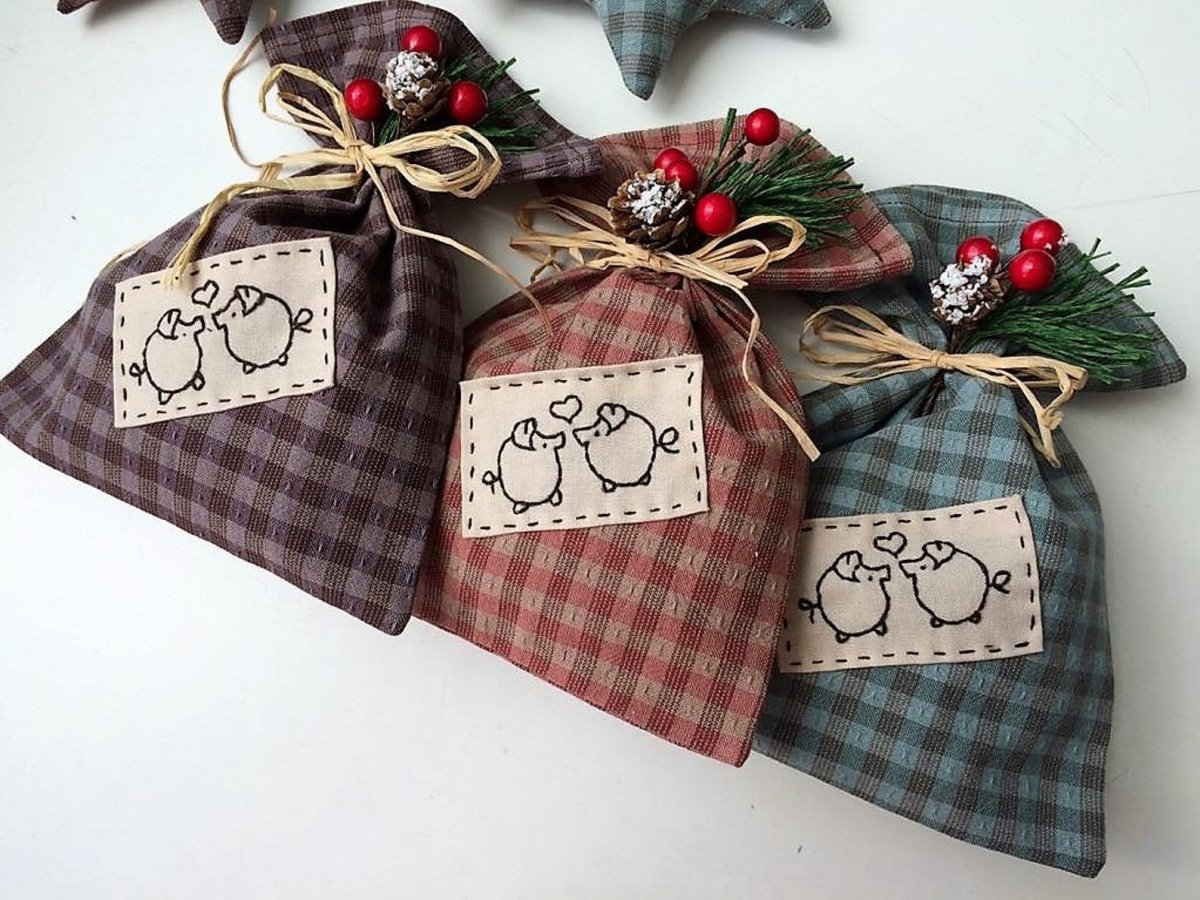 Идеи упаковки новогодних подарков. Шьем мешочки и украшаем их грецкими орехами