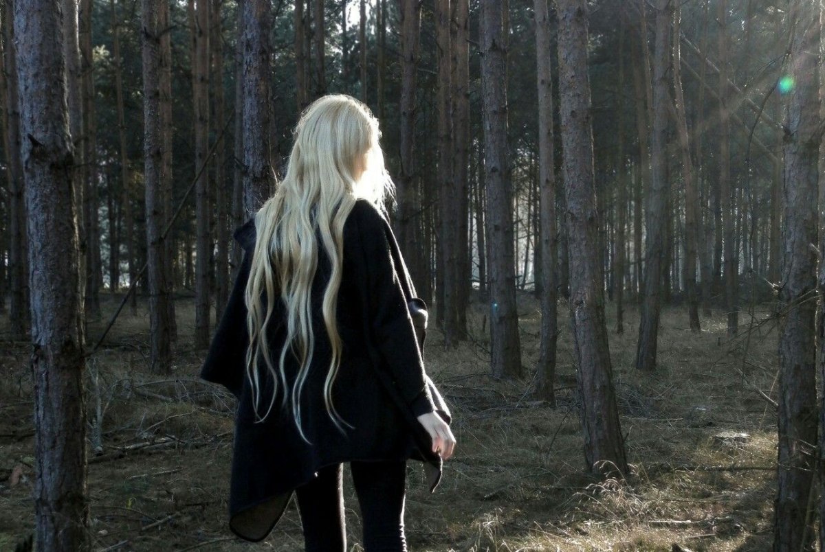 Девушка с белыми волосами Dark aesthetic
