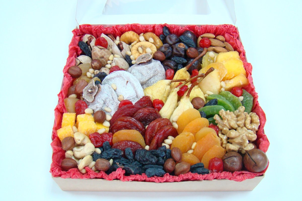Корзина с фруктами и орехами