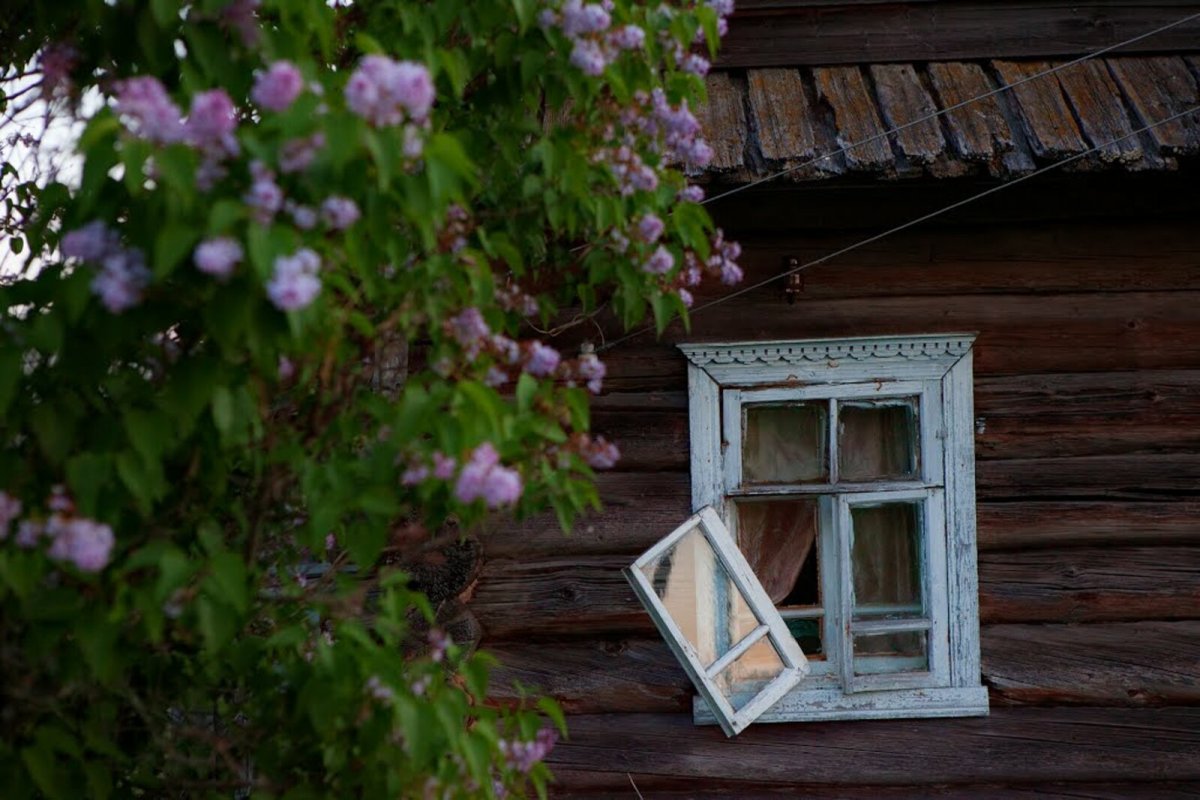 Окно деревенского дома