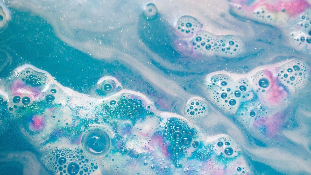 Цветная вода в ванной
