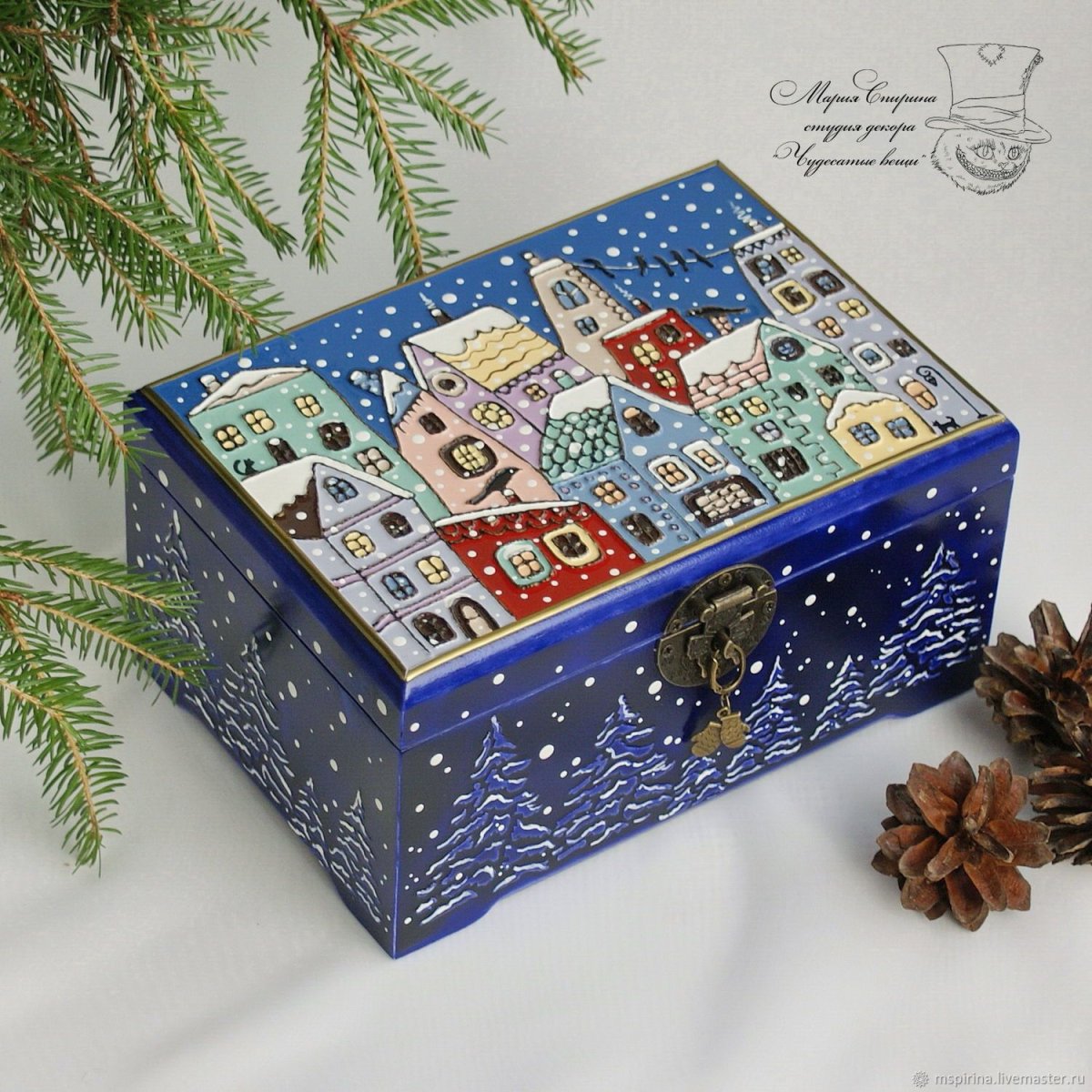 Шкатулка с новогодними игрушками