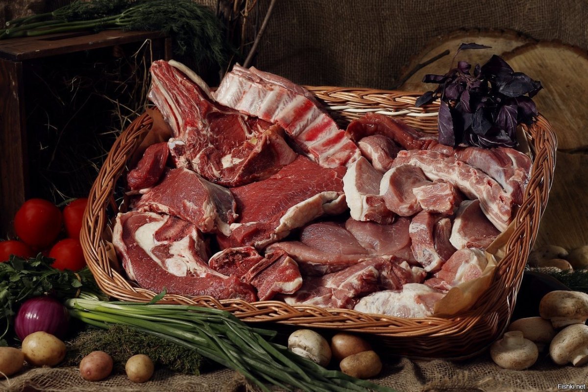Сырое мясо на черном фоне