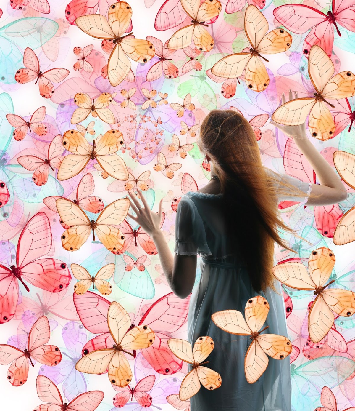 Девушка с бабочками вылетающими