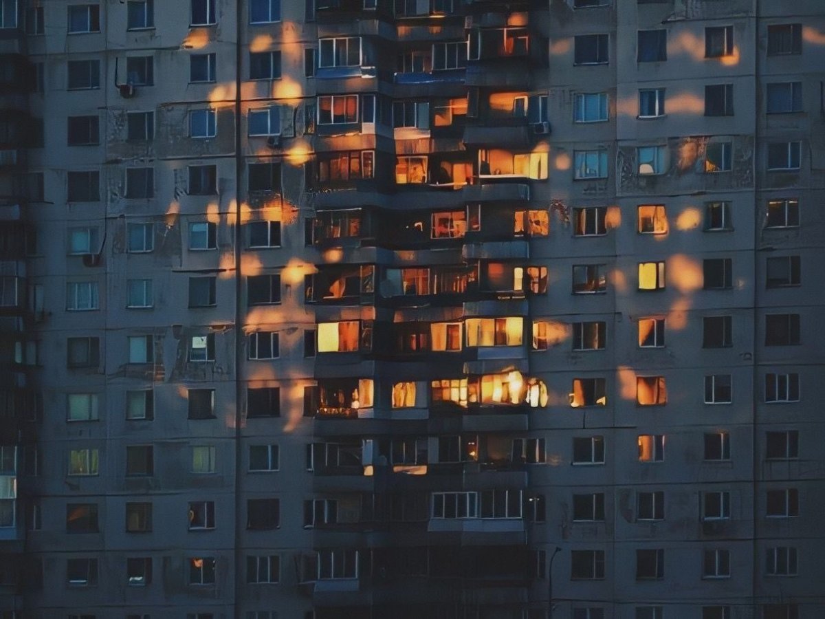 Многоэтажный дом ночью