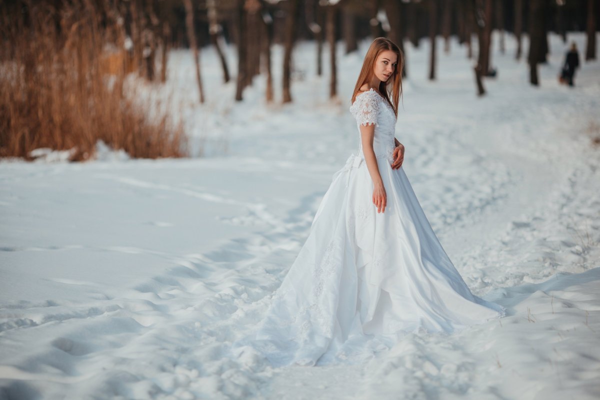 Фотосессия зимой в платье