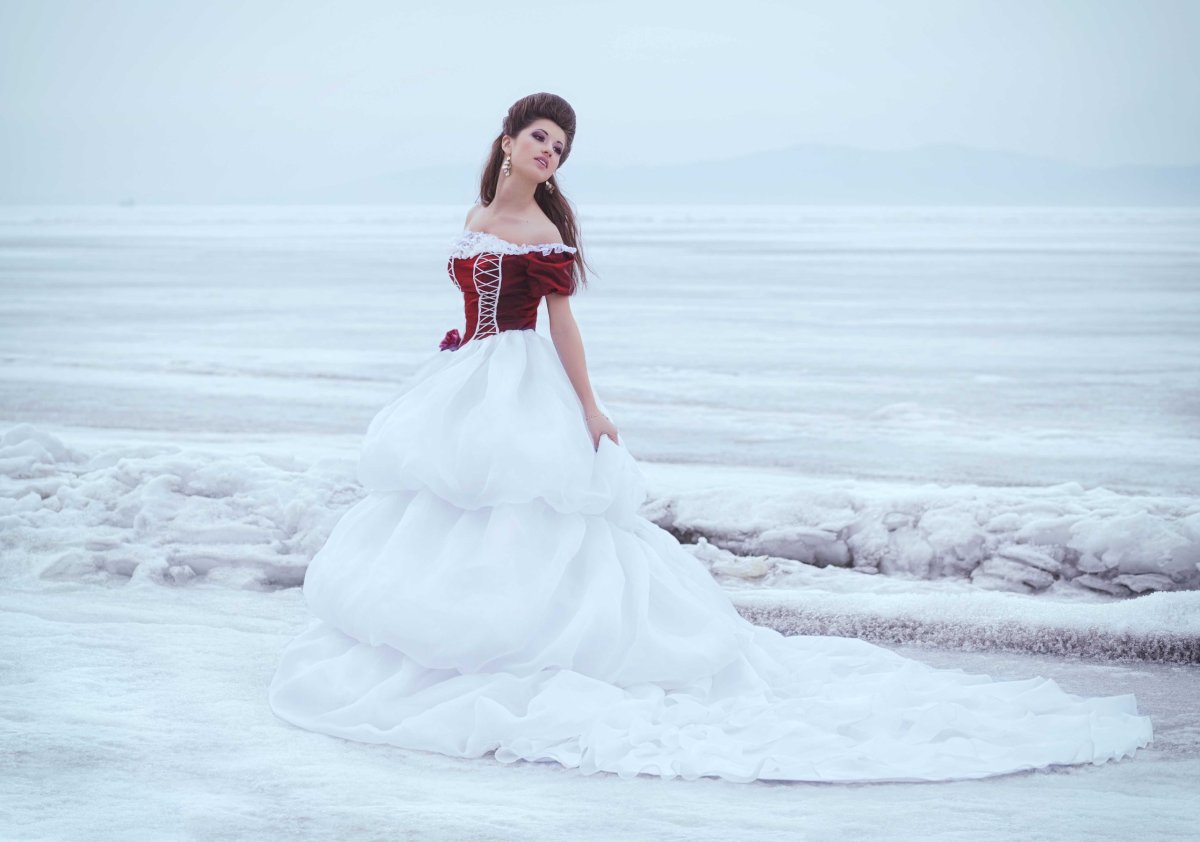 Фотосессия на льду в белом платье