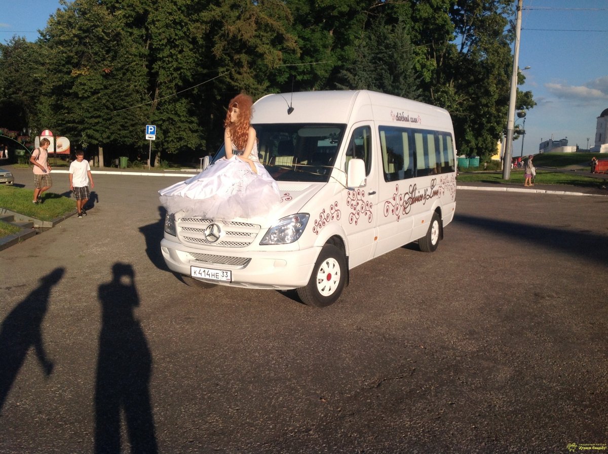 Белый Фольксваген для свадебной фотосессии