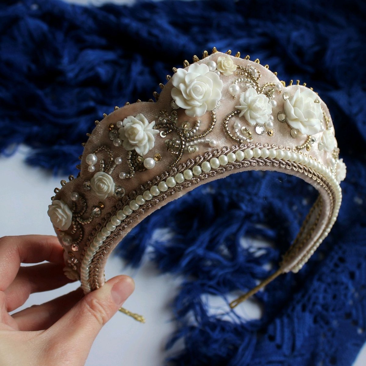Рита Флорес кокошник