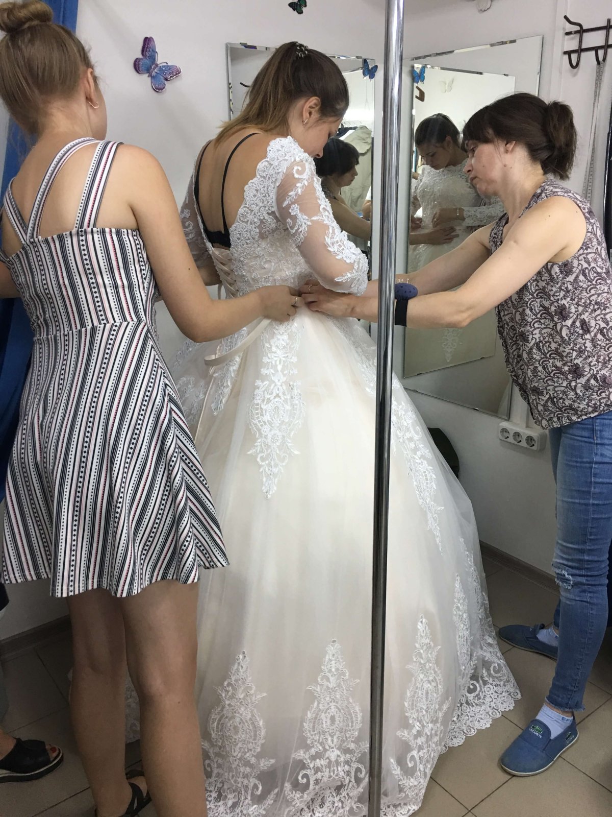 Примерка платья в ателье