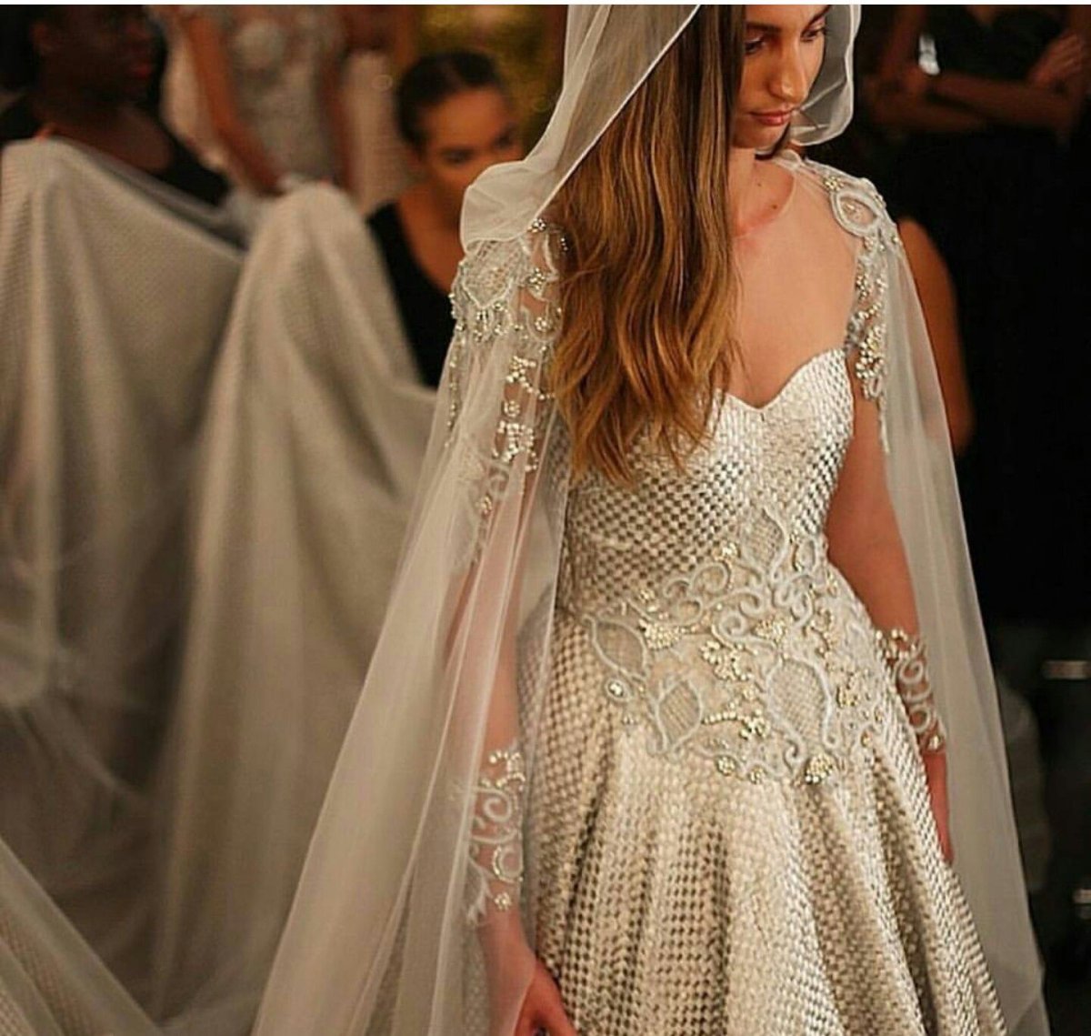 Платье свадебное с пелериной Pronovias