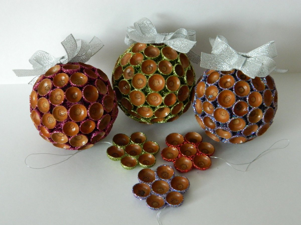 Гусеничка из каштанов и пластилина