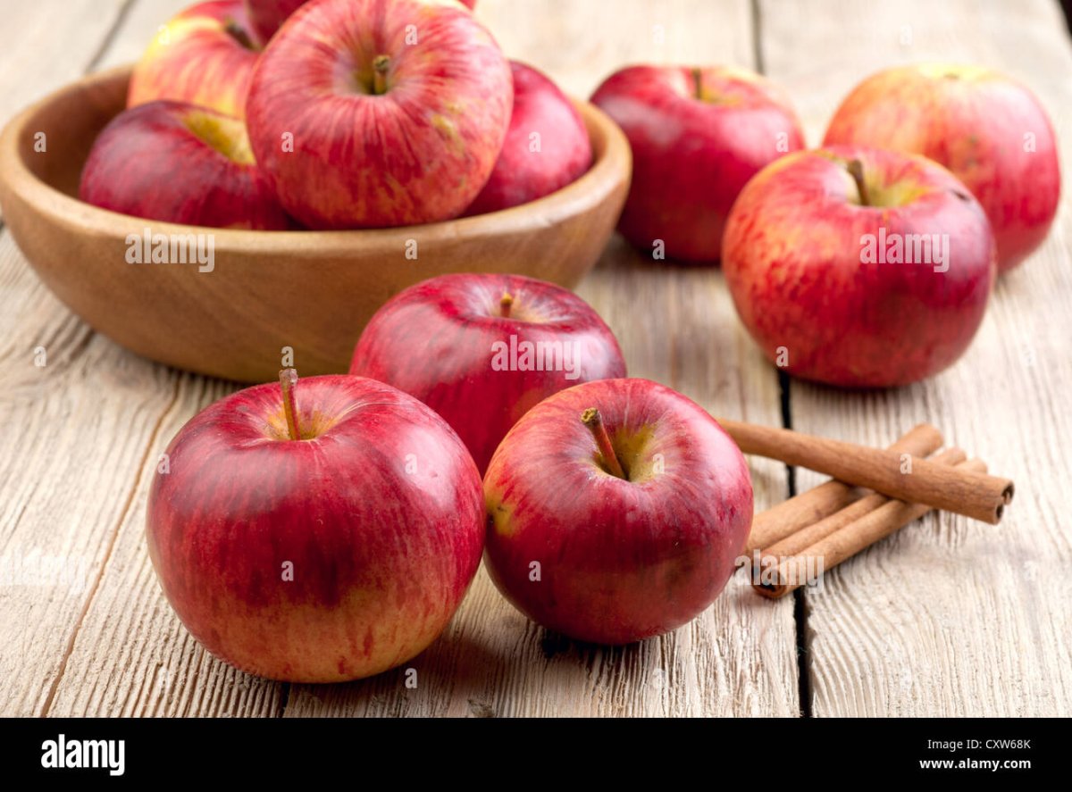 Яблоки садовые на деревянном столе