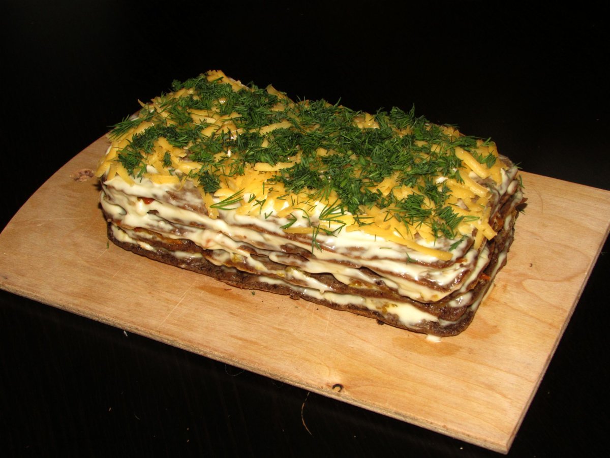 Печёночный торт с сыром и чесноком