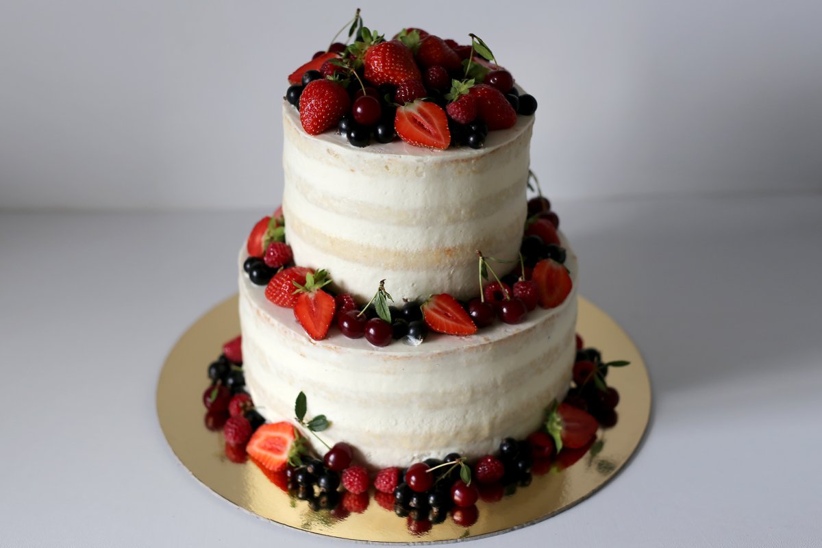 Современный свадебный торт двухъярусный