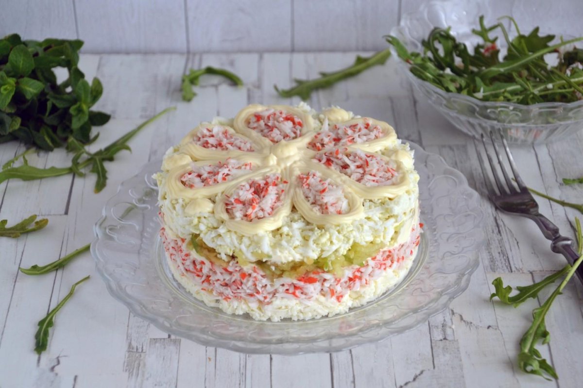 Салат с крабовыми палочками и плавленным сыром