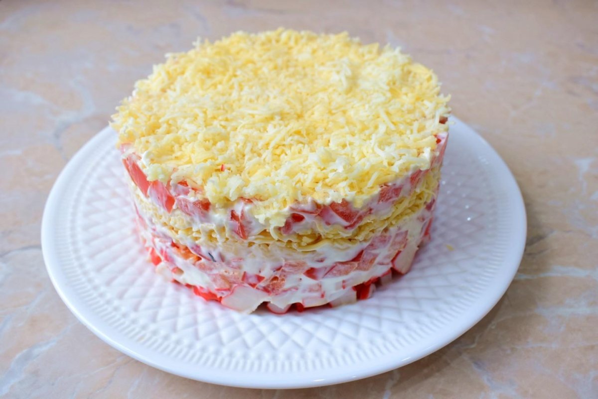 Слоеный салат с крабовыми палочками
