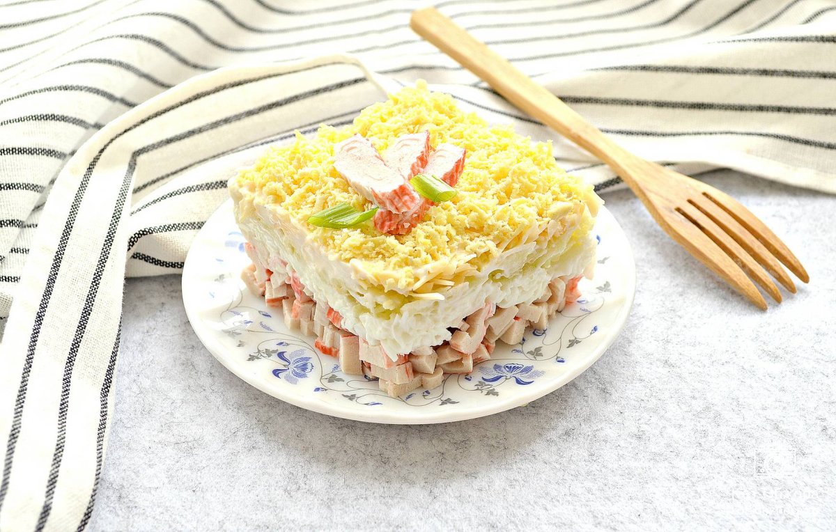 Салат нежный с крабовыми палочками