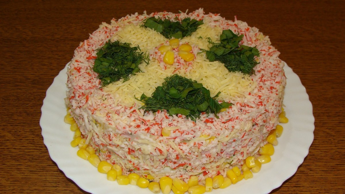 Украшение салата с крабовыми палочками