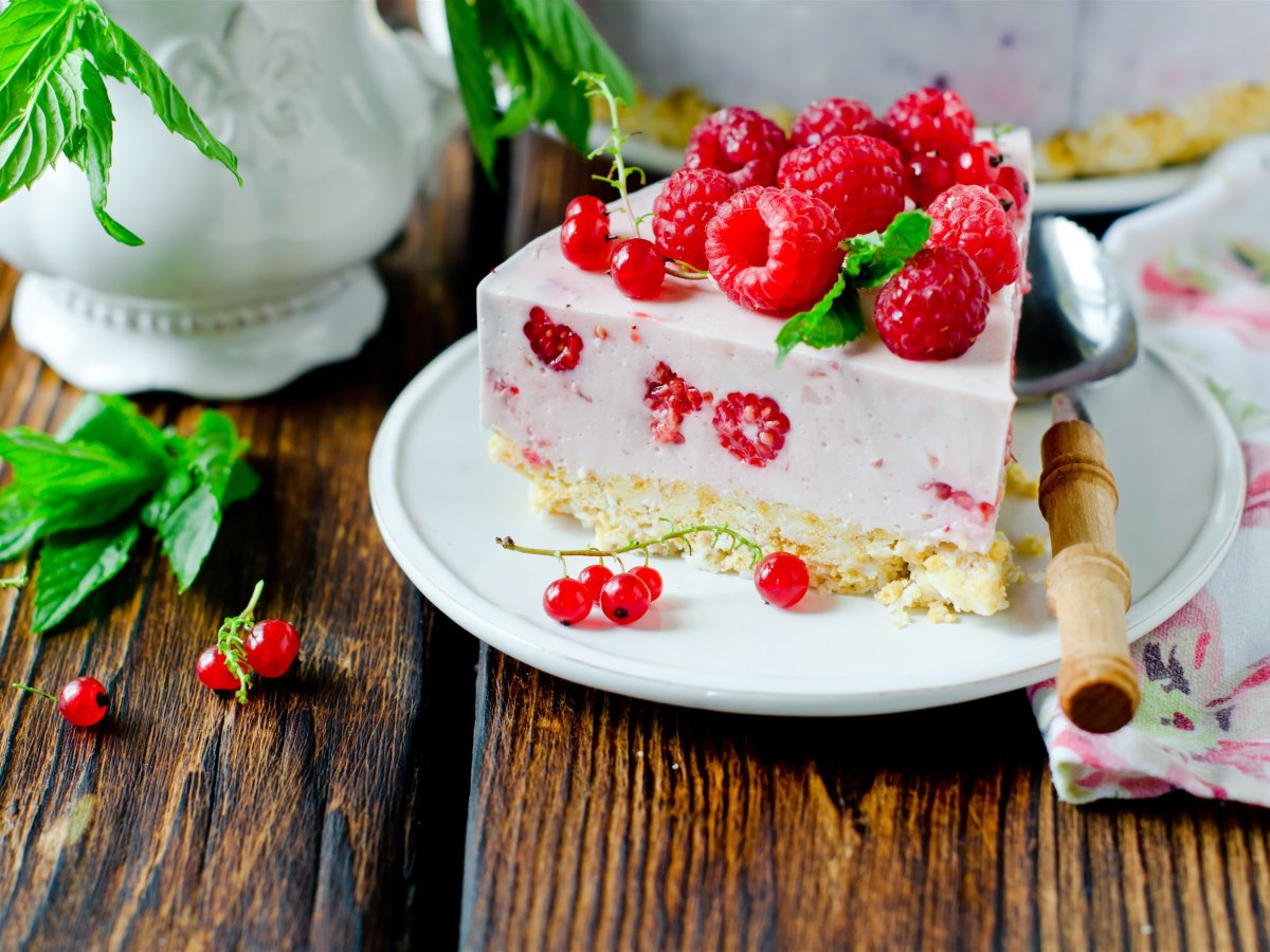 Украшение торта клубникой и макаронс