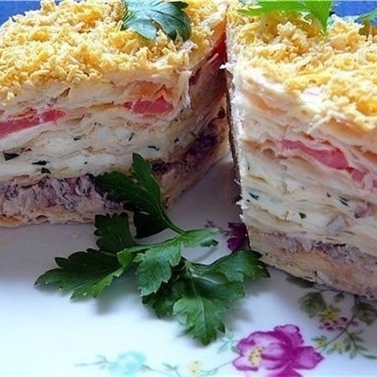 Закусочный торт Наполеон с курицей и грибами из готовых коржей
