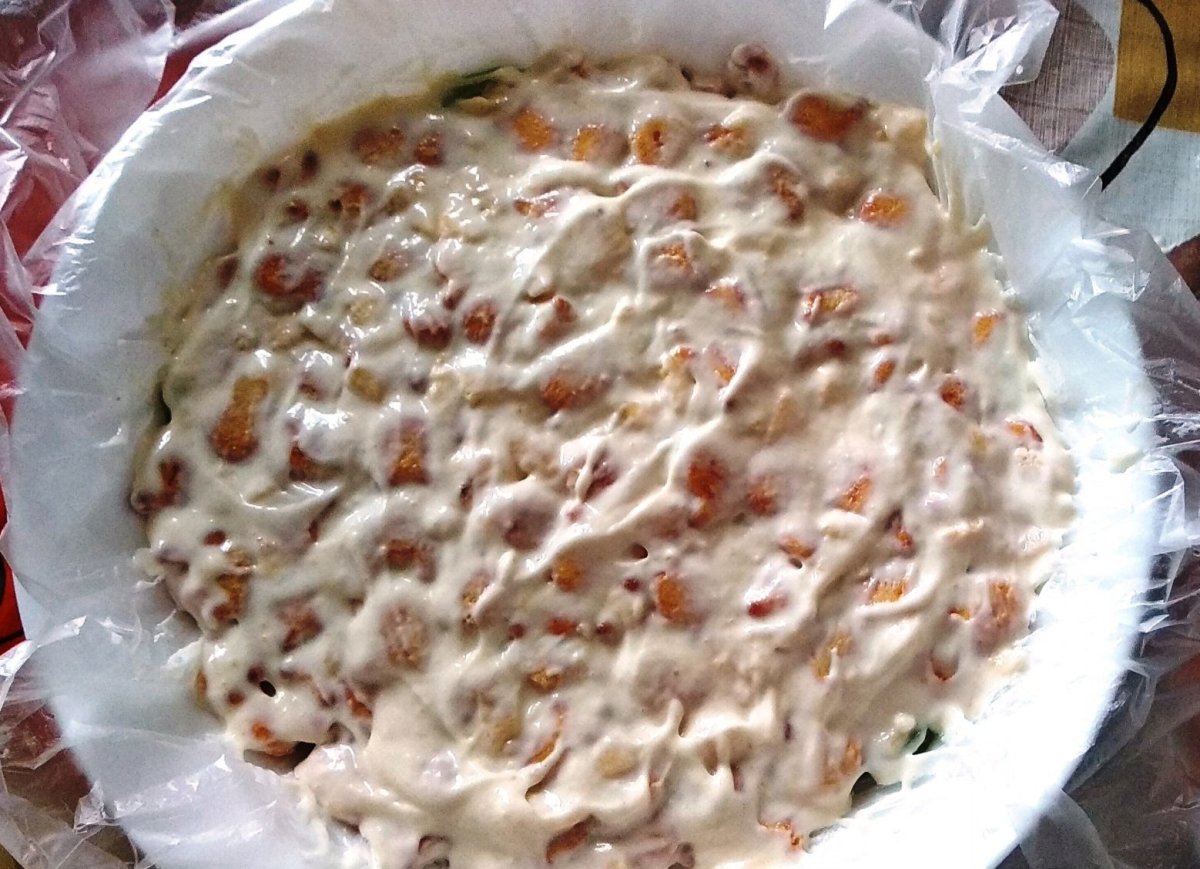 Торт с рыбками и сметаной и бананом
