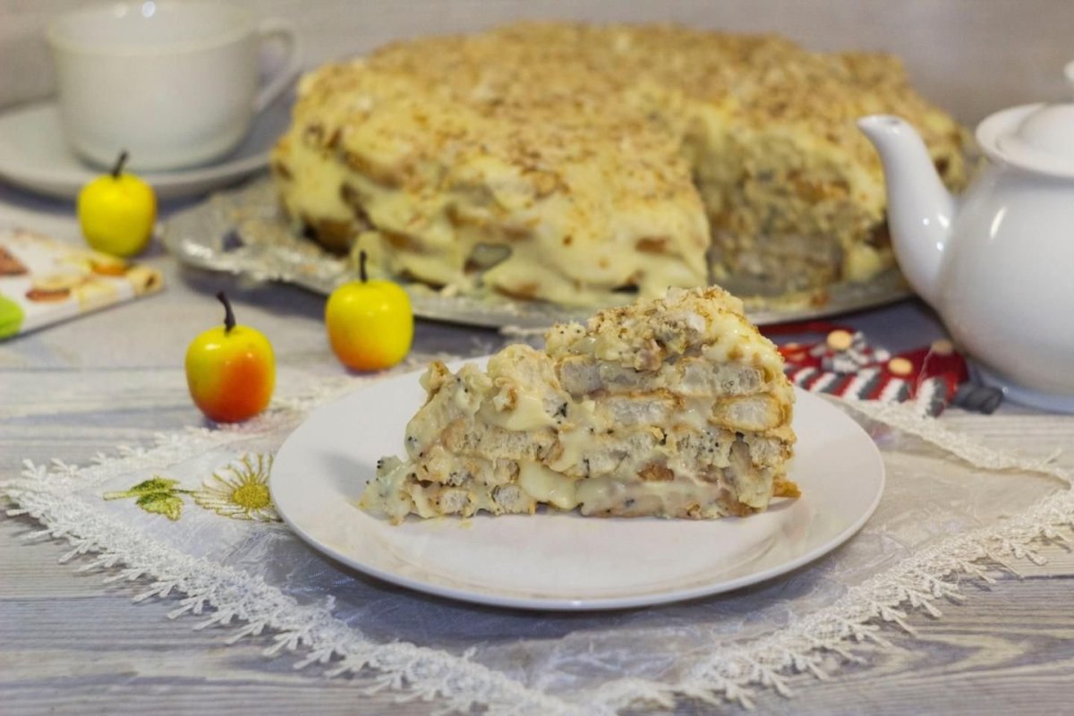 Салат с крекером и красной рыбой