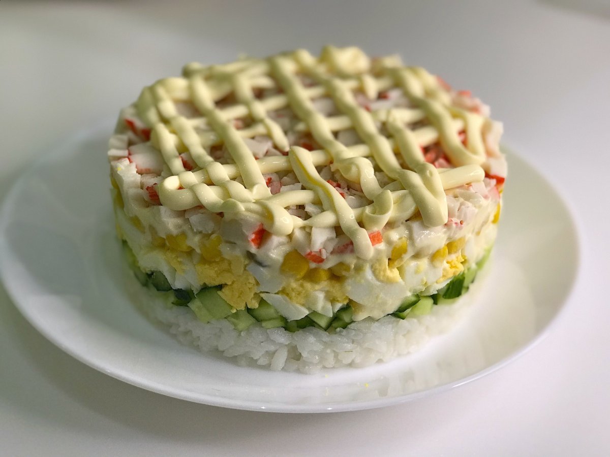 Салат с крабовыми палочками грибами и рисом