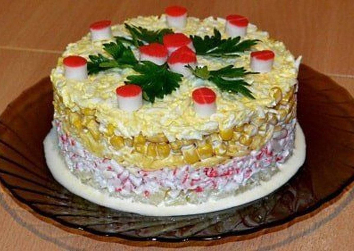 Салат с крабовыми палочками слоями