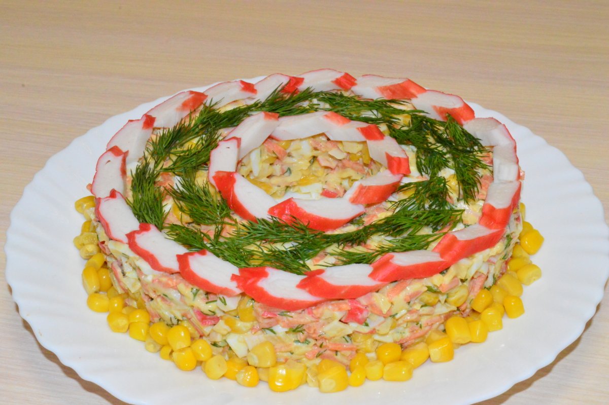 Салат с крабовыми палочками и кукурузой