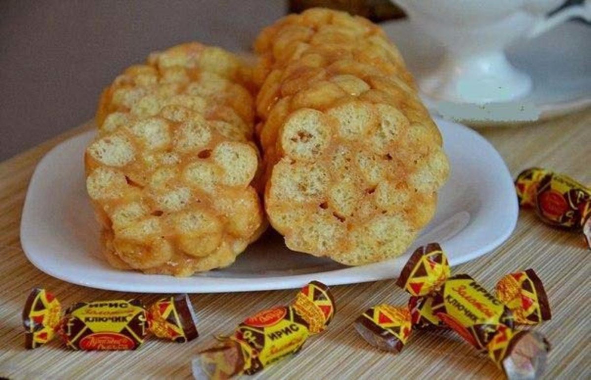 Торт из кукурузных палочек и ирисок золотой ключик