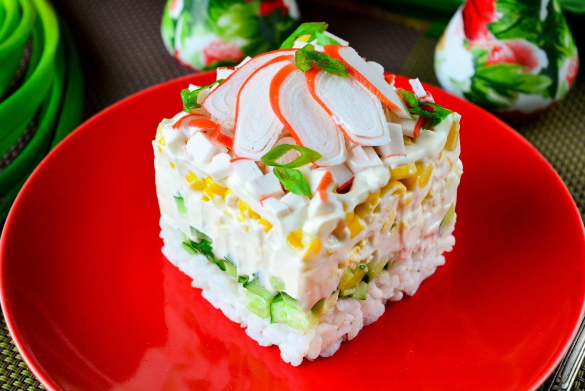 Красивый салат из крабовых палочек