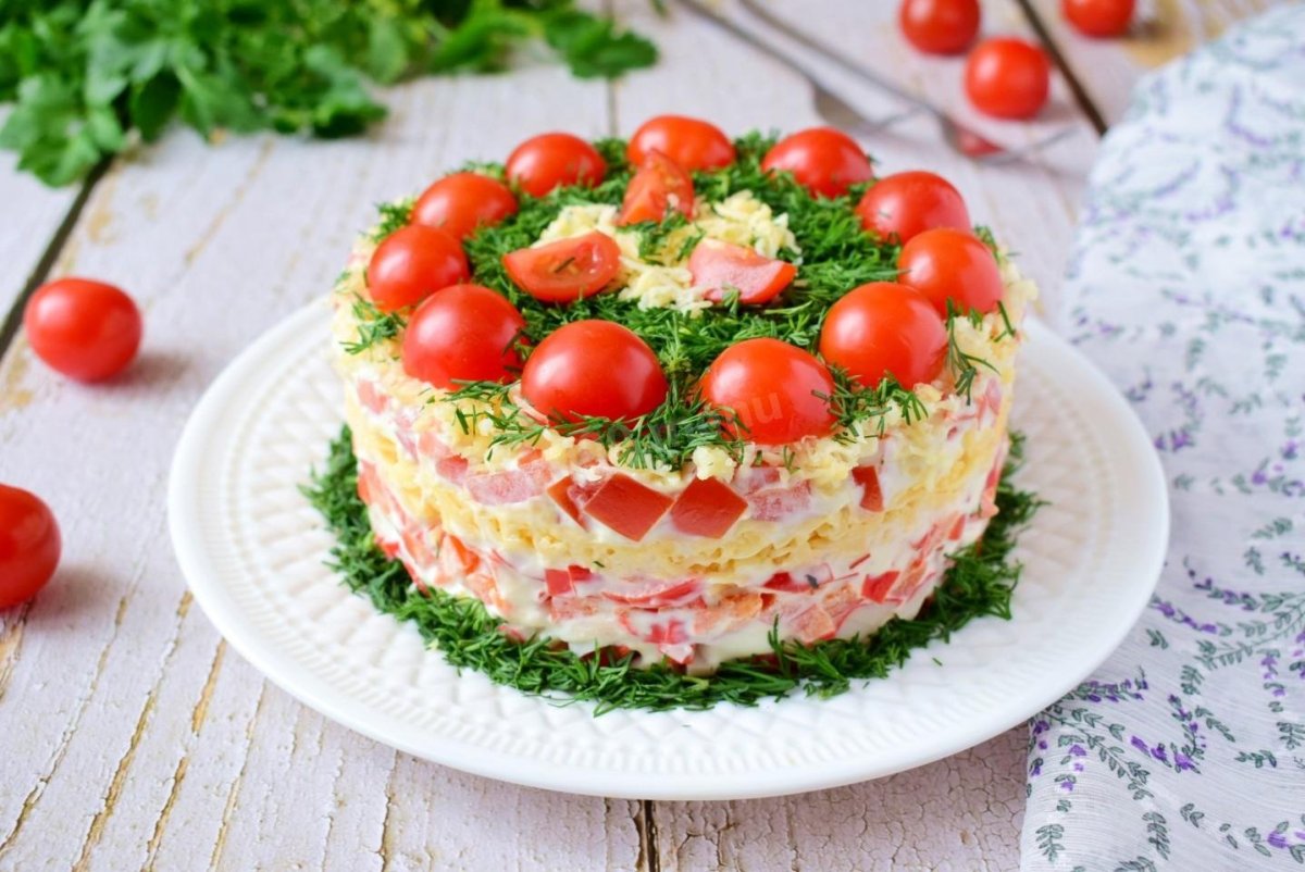 Слоеный салат с крабовыми палочками
