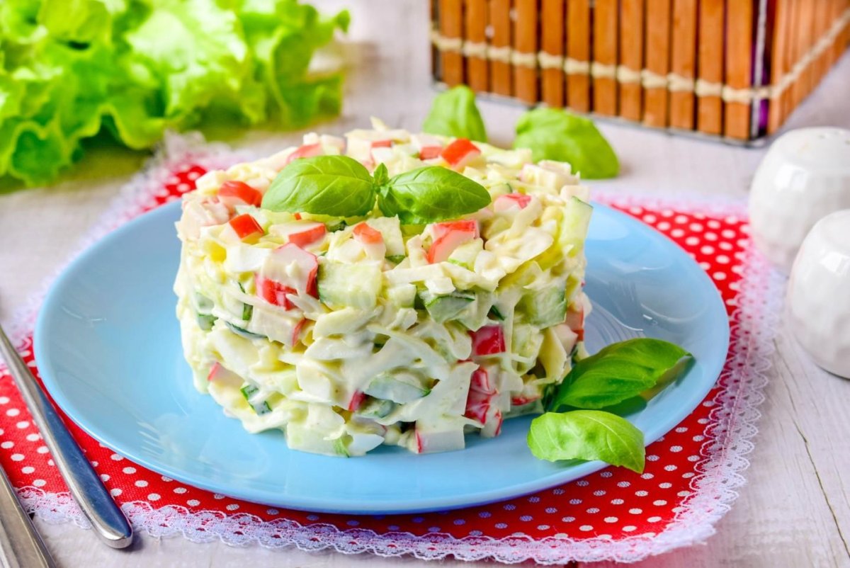 Салат морской с креветками и кальмарами и крабовыми палочками