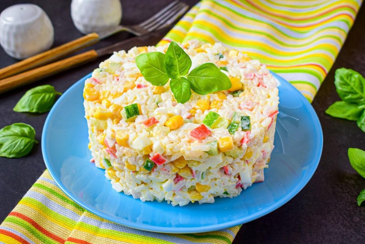 Салат нежный с крабовыми палочками