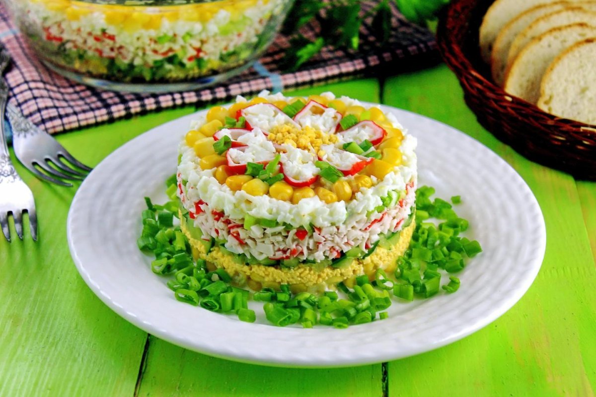 Украшение салата с крабовыми палочками