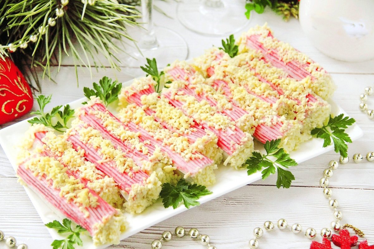 Салат украшенный оливками