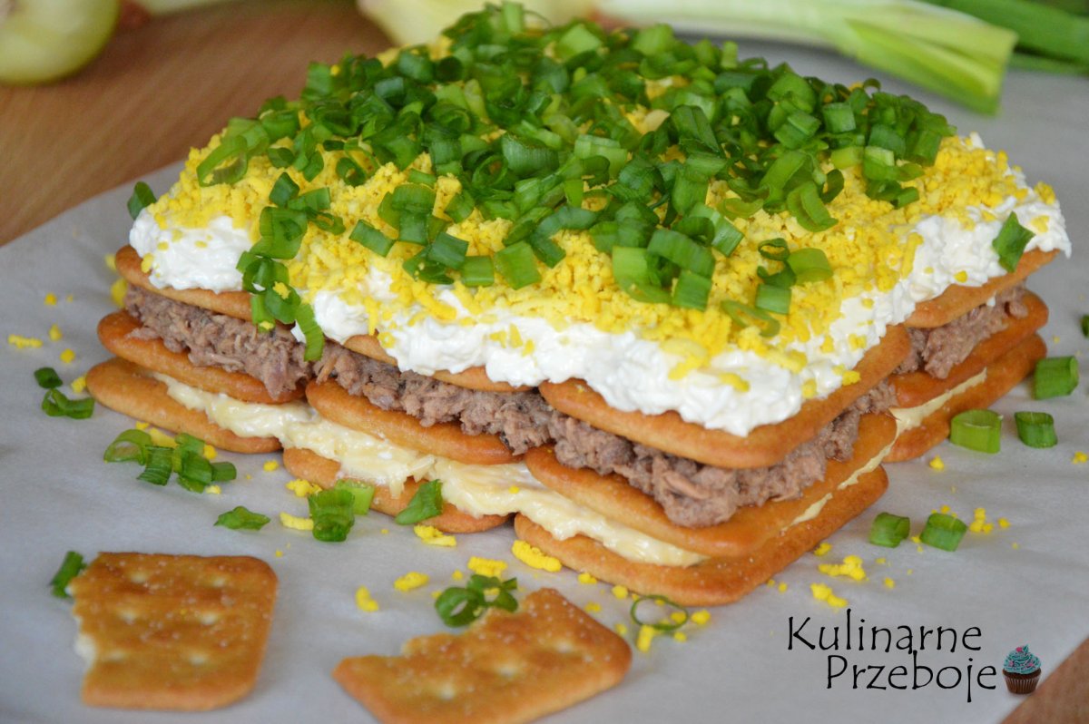 Салат с тунцом и крекерами