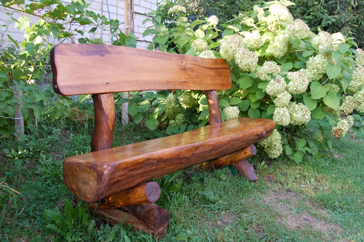 Садовая скамейка из старых стульев
