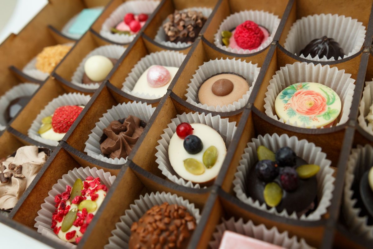 Белая коробка для конфет Chocolate Handmade Sweets