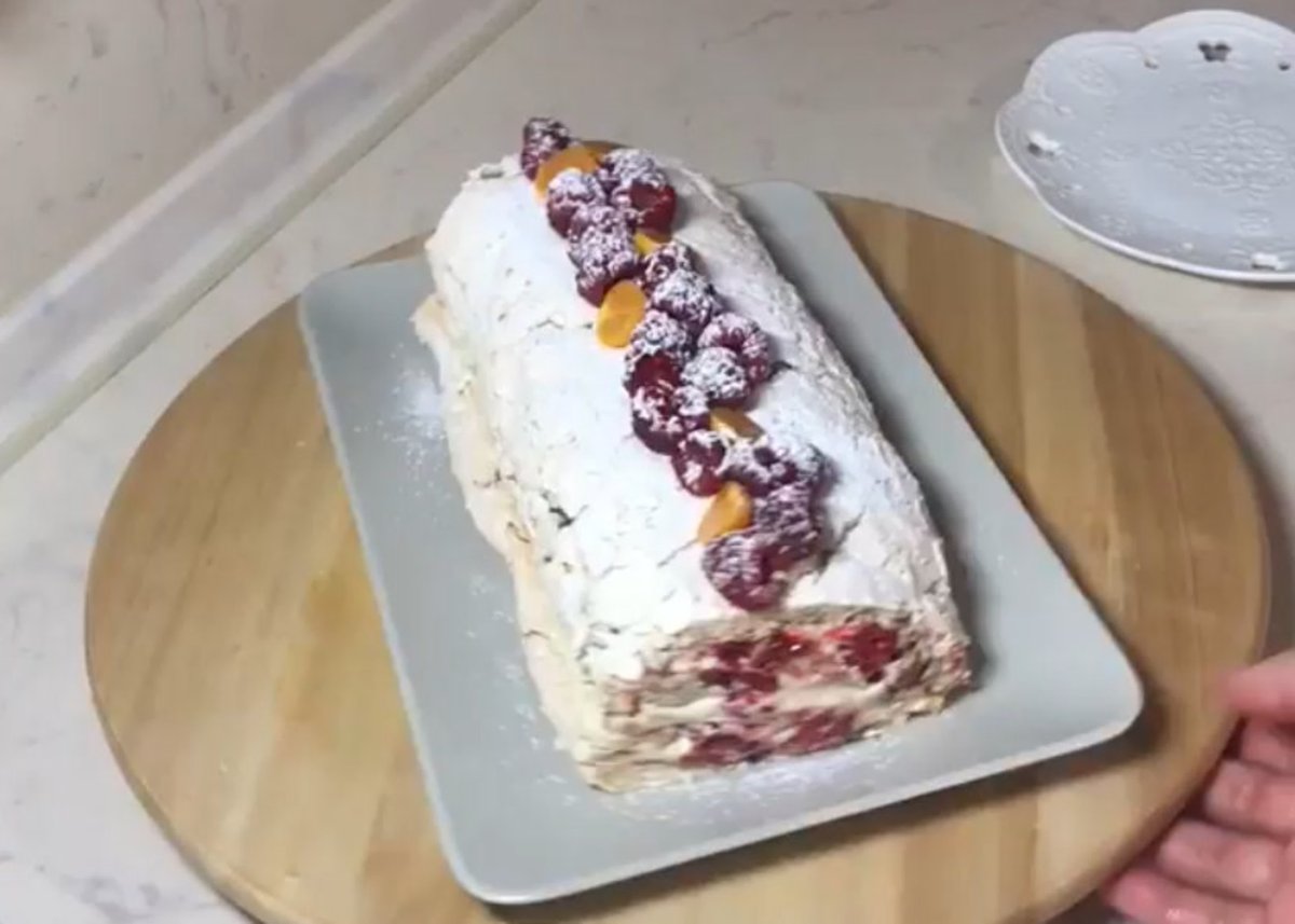 Меренговый рулет с кремом чиз