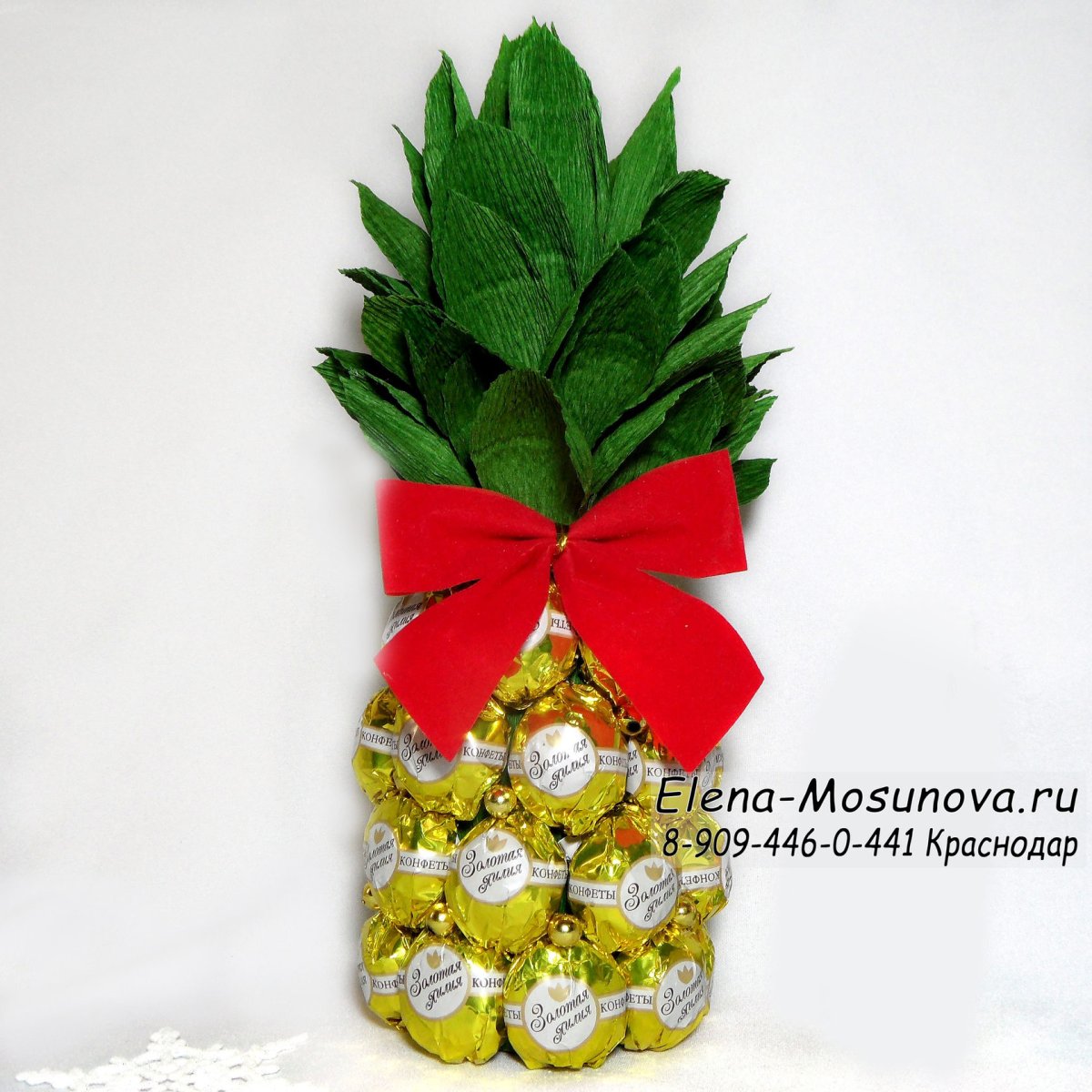 Бутылка ананас из конфет Золотая Лилия