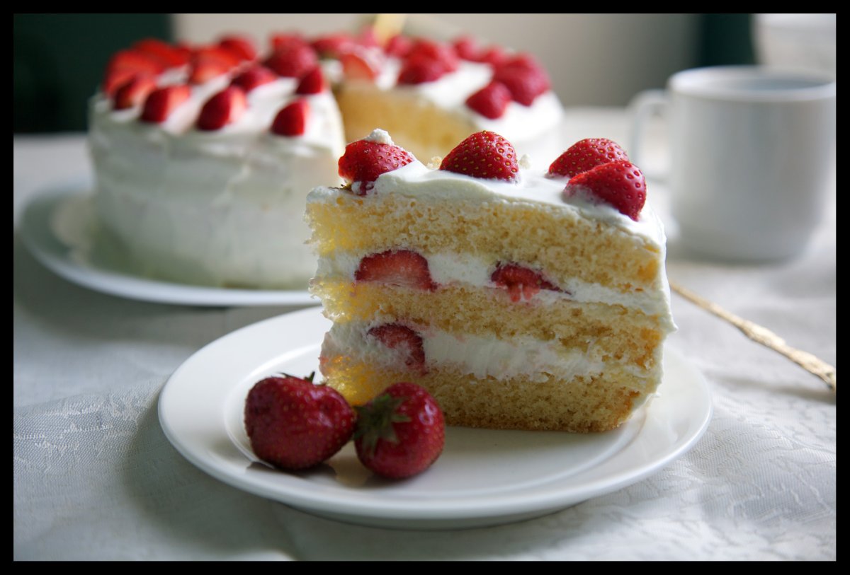 Миндальный торт с клубникой