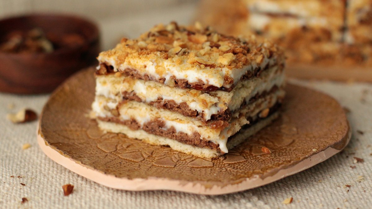 Песочный пирог с яблоками и безе