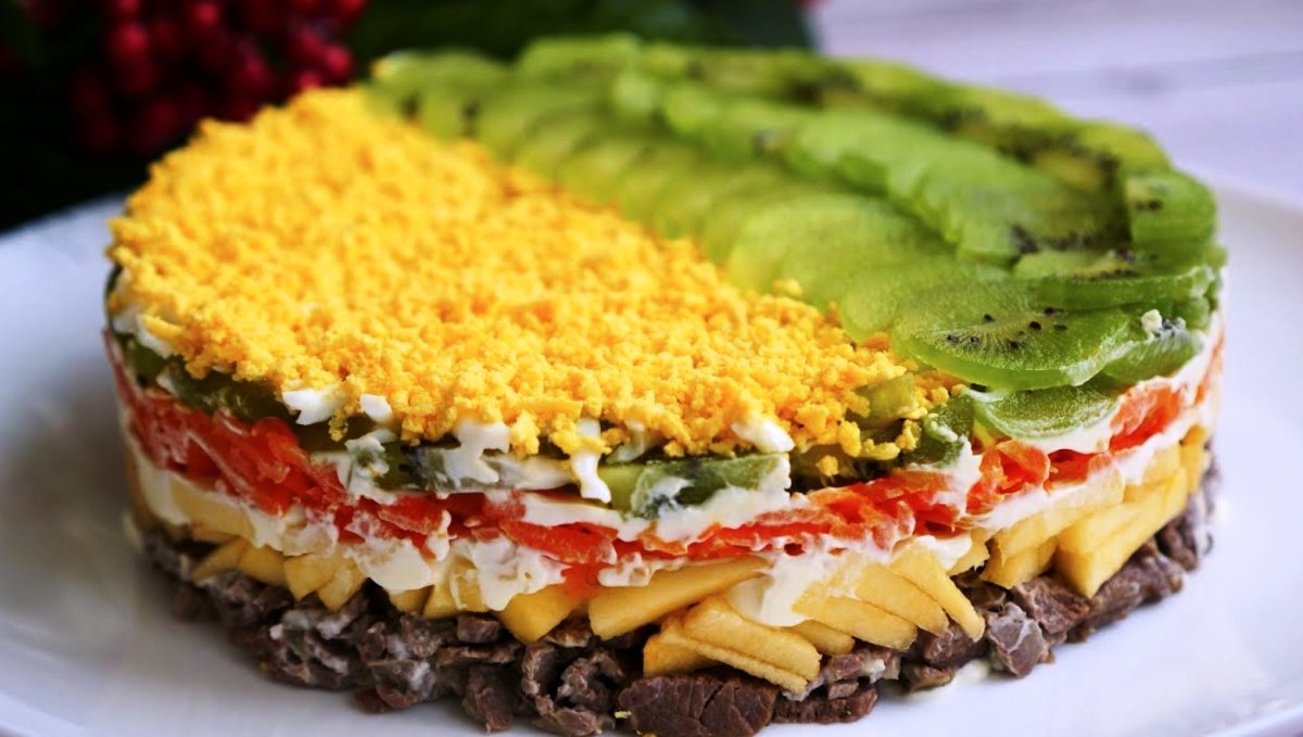 Слоеный салат курицей и грецким орехом