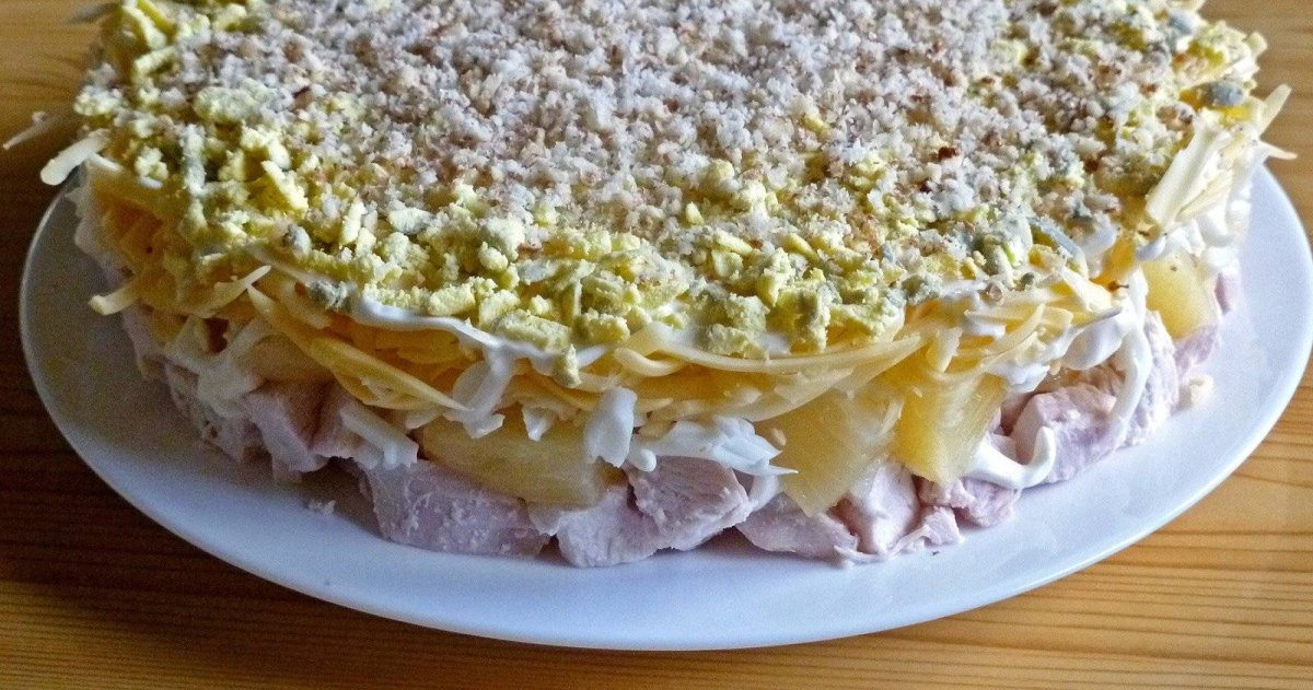 Салат со шпротами слоеный