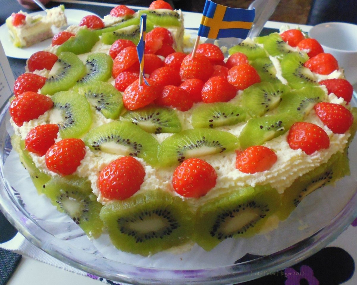 Роза из киви для торта