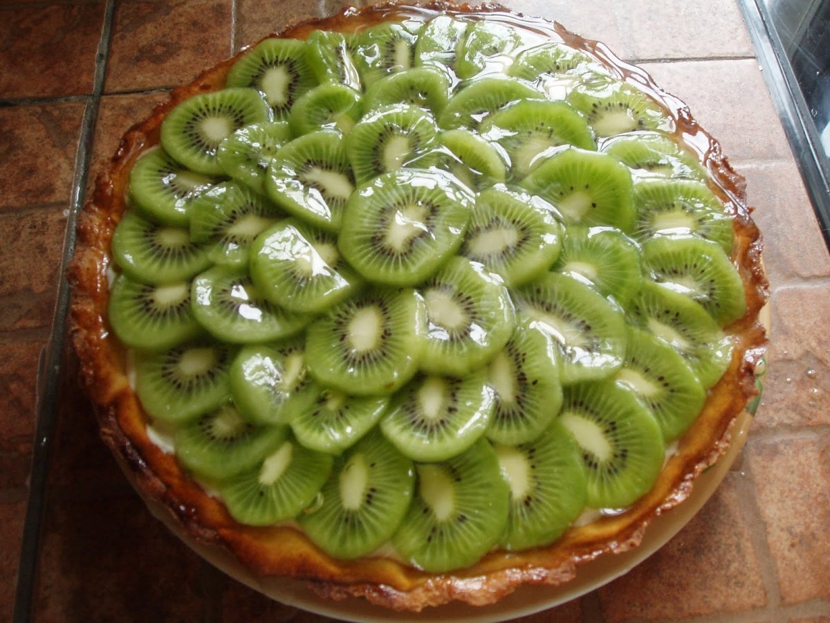 Пирог с киви и клубникой